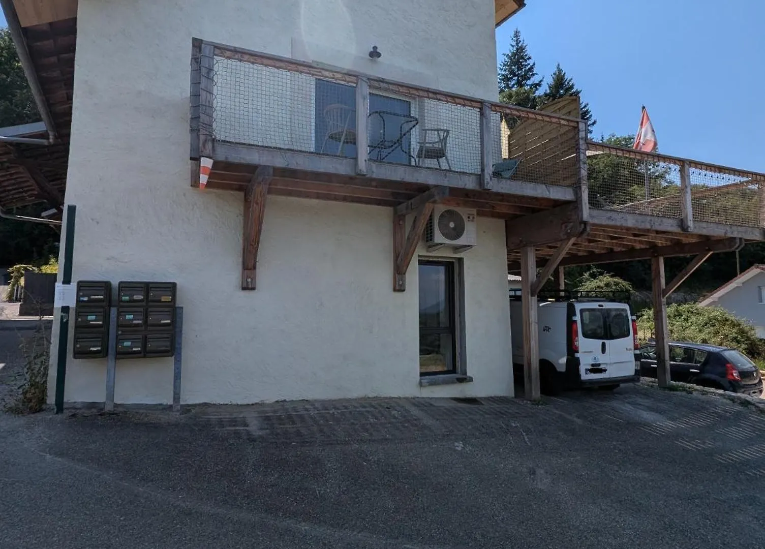 Renovated apartment with view Chanaz
