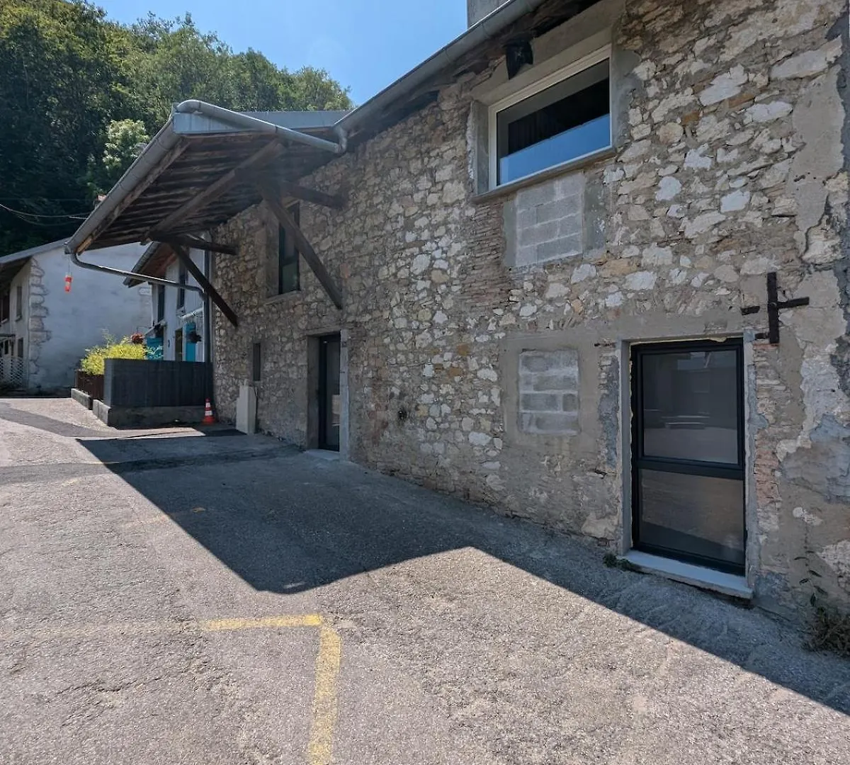 Renovated apartment with view Chanaz France