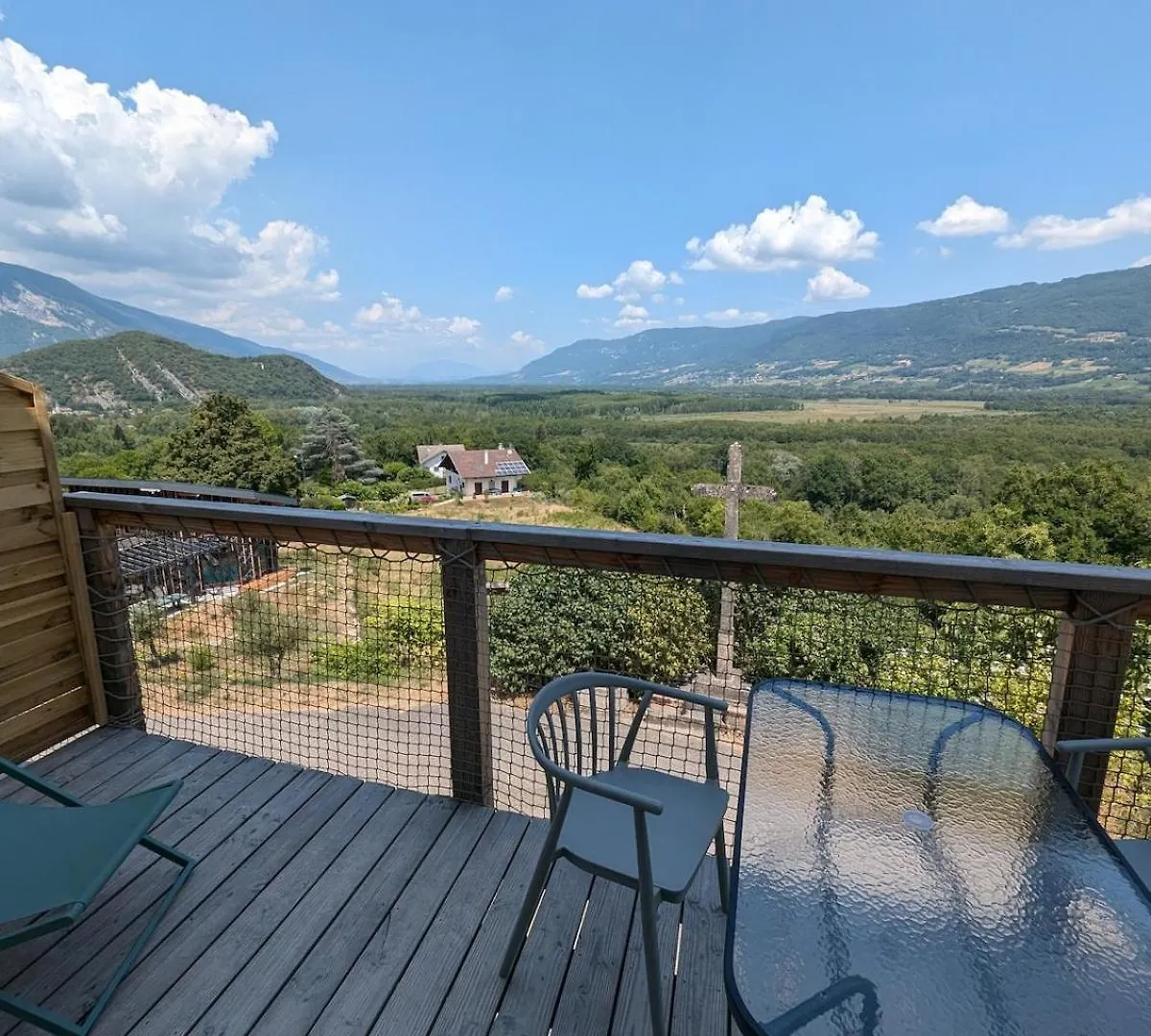 Renovated apartment with view Chanaz