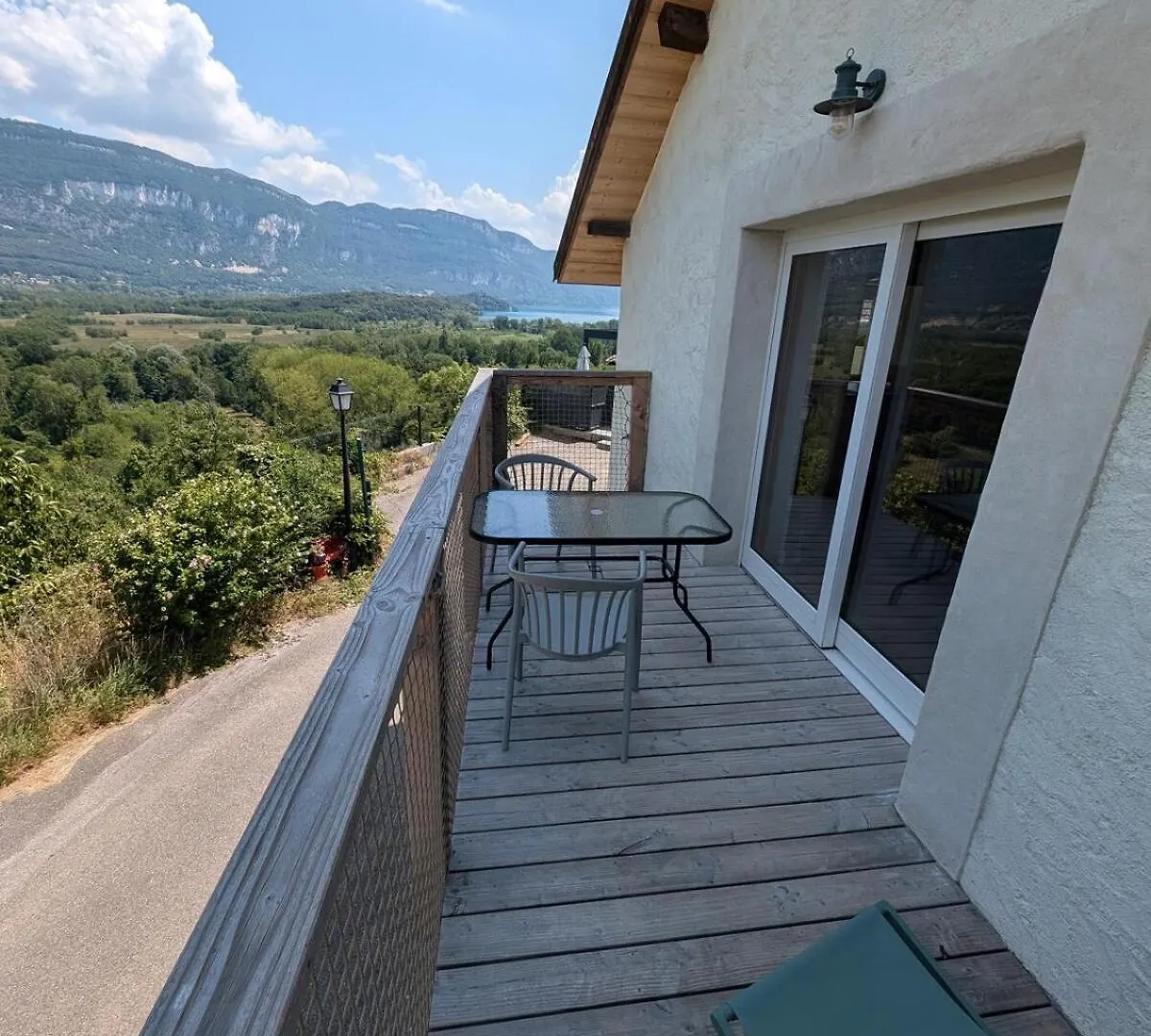 Renovated apartment with view Chanaz