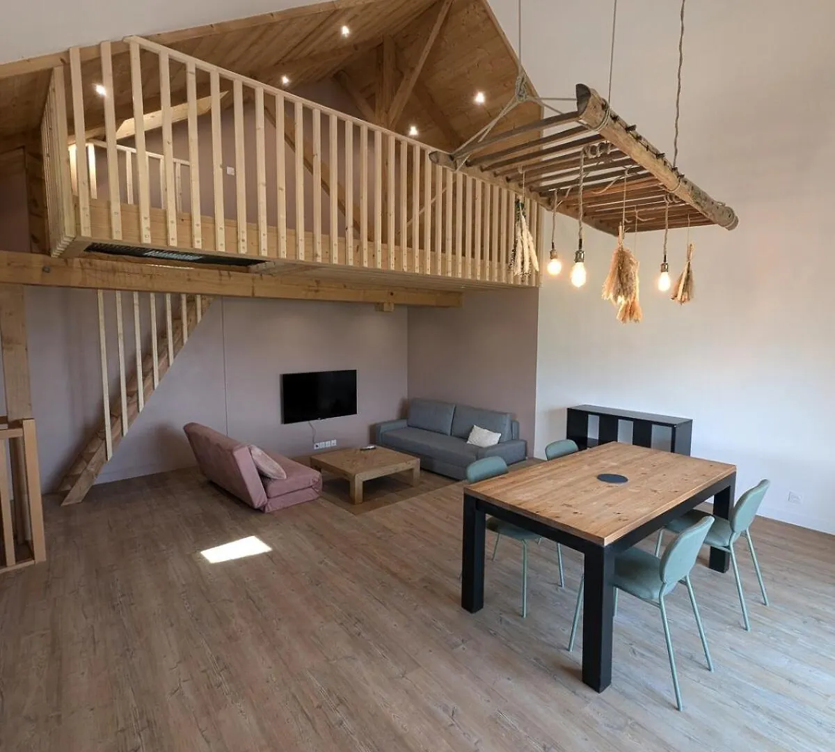 Renovated apartment with view Chanaz